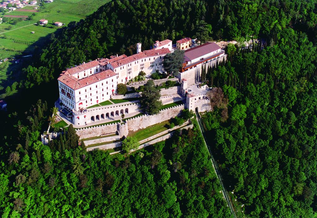 Die Burg Castelbrando auf einem Hügel in Venetien